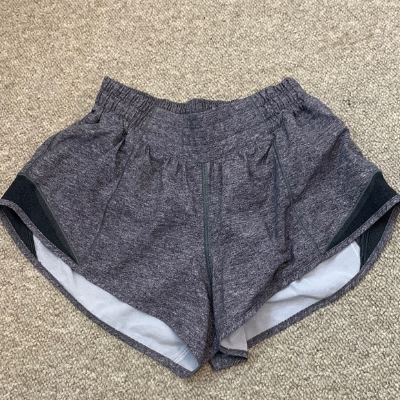 Lululemon Hotty Hot Low-Rise Lined Short 2.5” - Picture 1 of 6